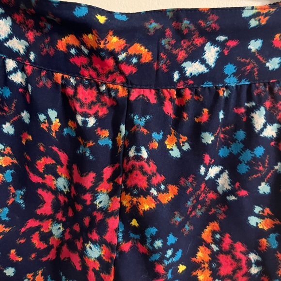 Colorful Patterned Women's Shorts length 11in and 27 inch waist - Picture 2 of 3